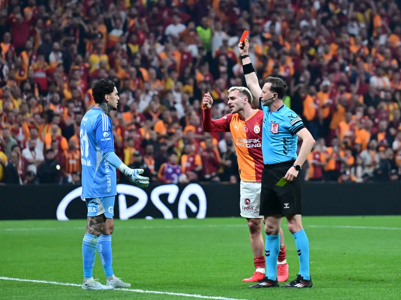Galatasaray derbisinde kırmızı kart gören Ederson’un cezası açıklandı!