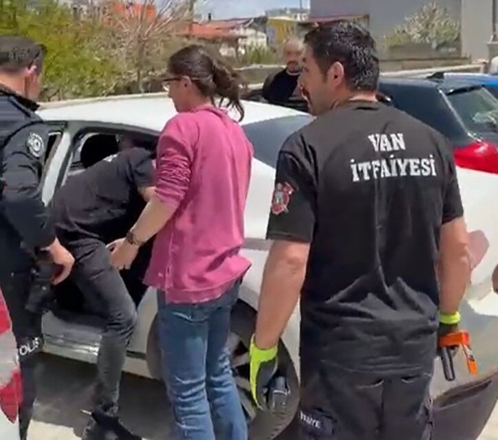 Van’da otomobilde mahsur kalan çocuk kurtarıldı