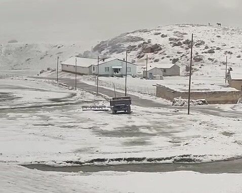 Yaza girmeyi bekleyen Van’a lapa lapa kar yağdı!