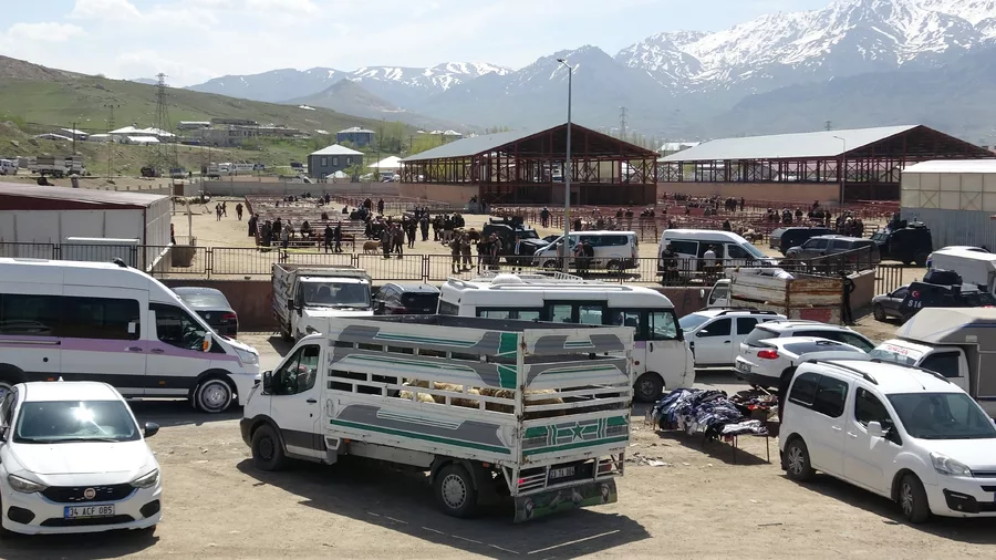 Van’da hayvan pazarındaki silahlı kavgada can pazarı: 1 kişi öldü, 13 kişi yaralandı!