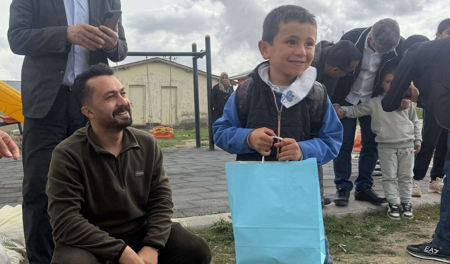 Van’da çocuklara bayramlık dağıtıldı