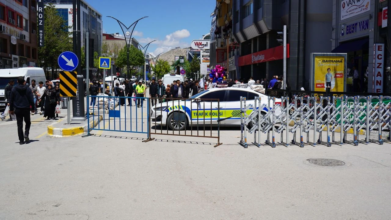 Van’da şehir içi trafiğe bayram düzenlemesi: Kentin en işlek caddesi trafiğe kapatıldı!