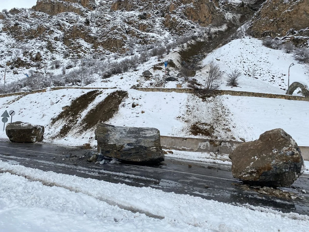 Van’ın bu ilçesi ulaşıma kapandı: Yol araç trafiğine kapatıldı!