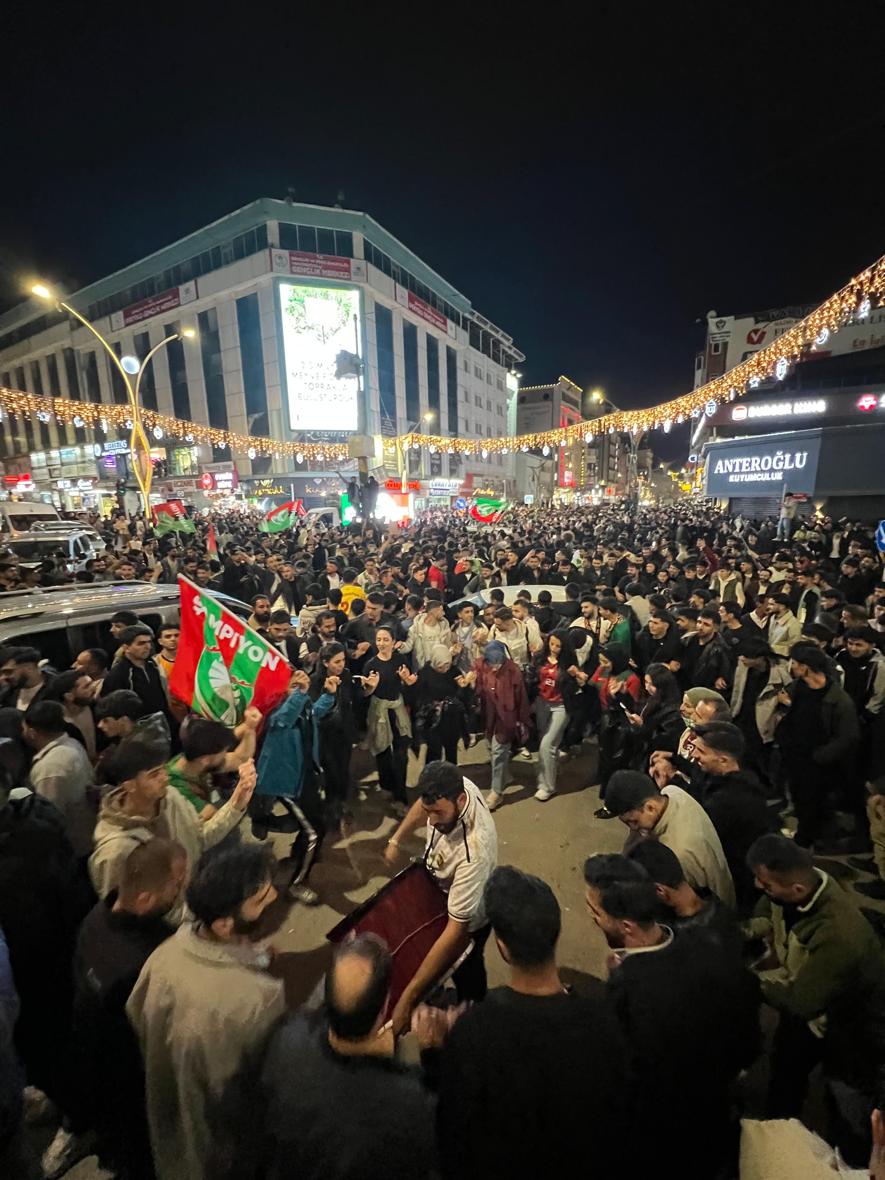 Van’da Amedspor kutlamasına ceza: 6 araca 540 bin TL, araç başına 90 bin TL’ye varan cezalar!