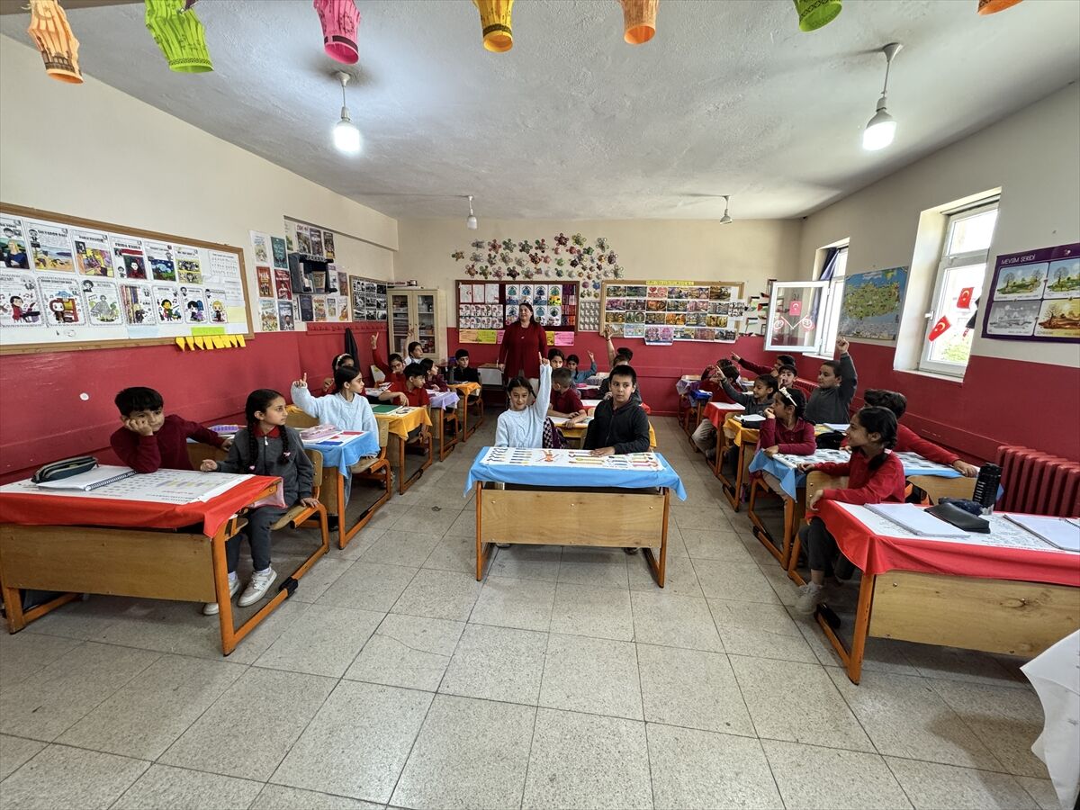 Van’da bir öğretmen bir sınıfın dünyasını değiştirdi: 5 dili bir sınıfa sığdırdı!
