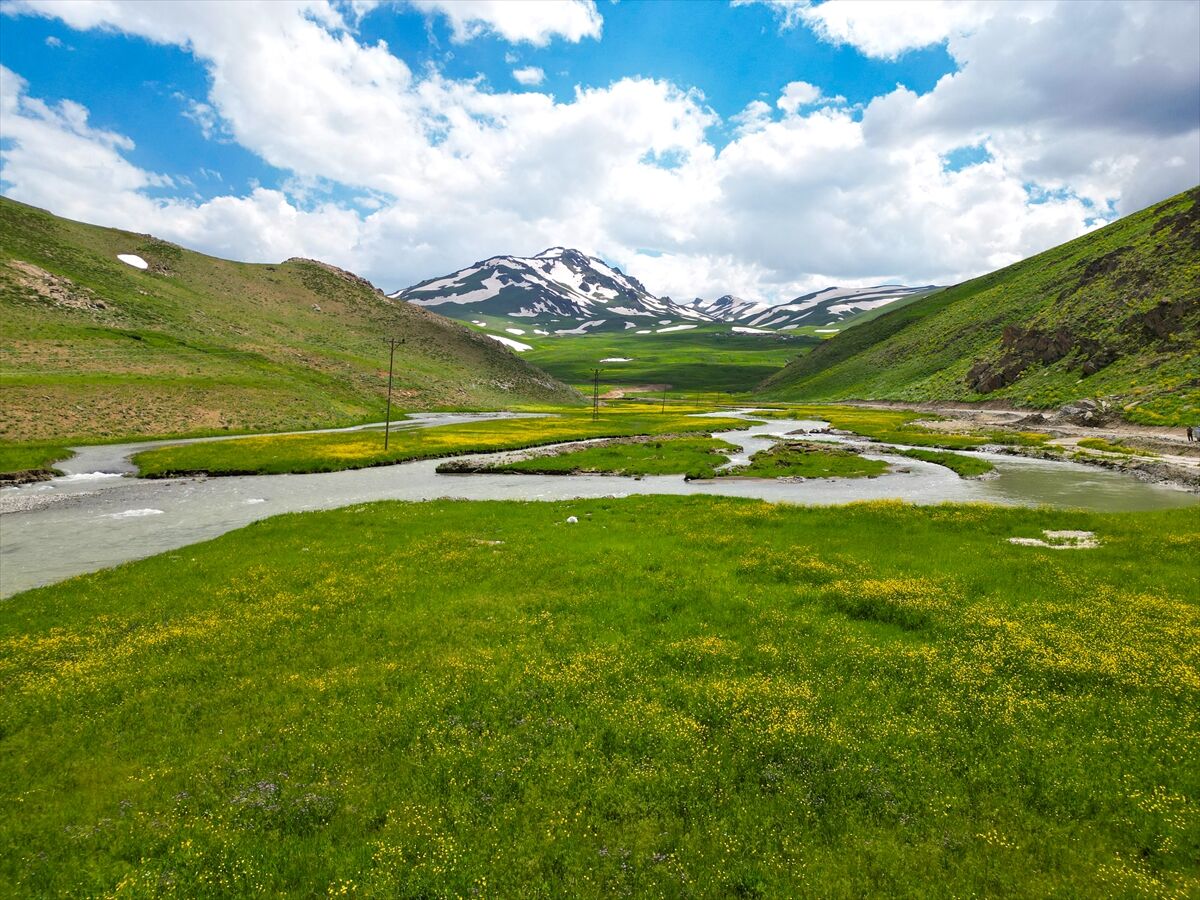 Van’da dağlarda kar, yaylalarda bahar şöleni!