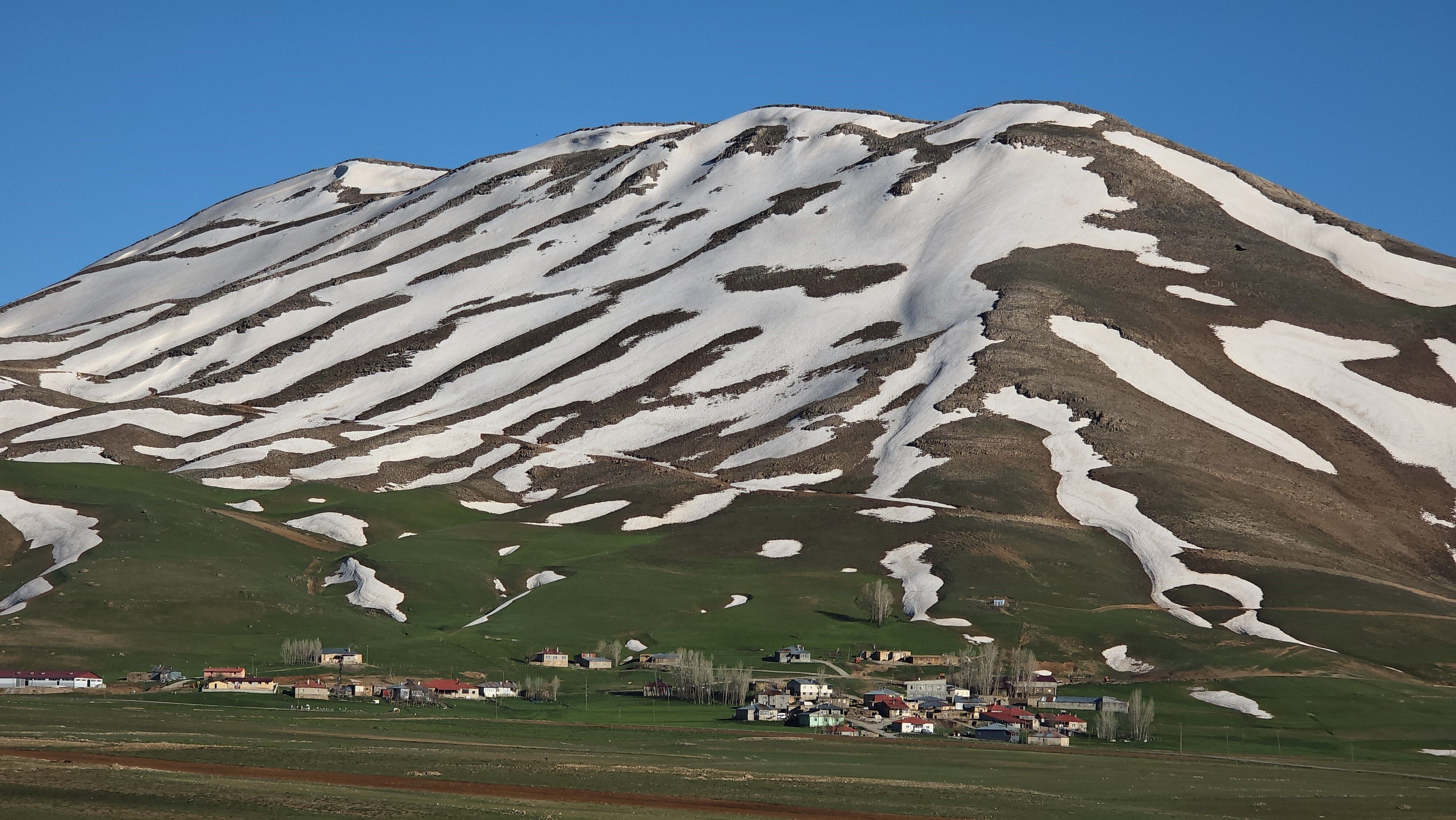 Bu manzara sadece Van’da var: Doğanın siyah-beyaz sanatı!
