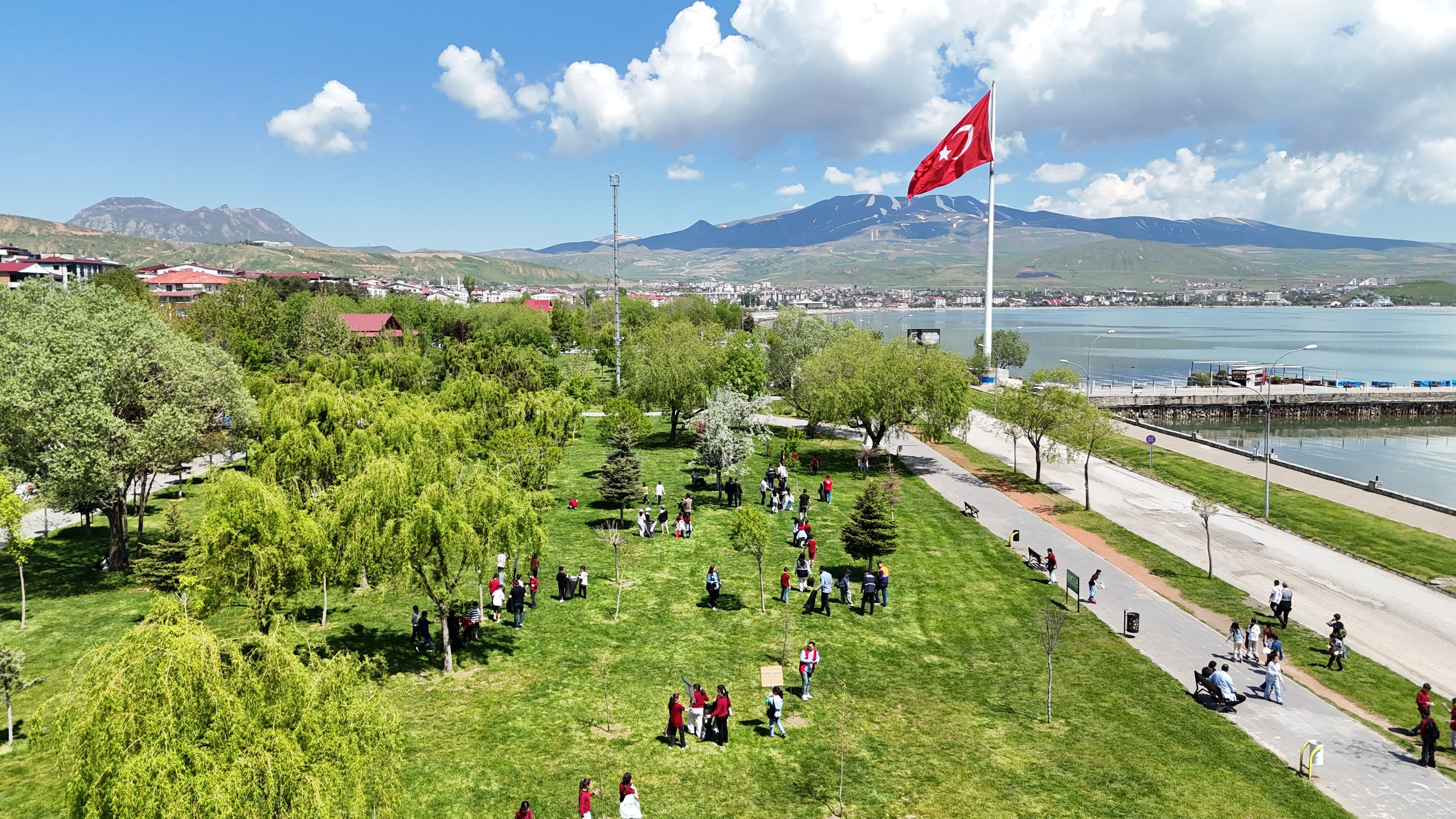 Öğrenciler, Van Gölü sahilinde çevre temizliği yapıldı!