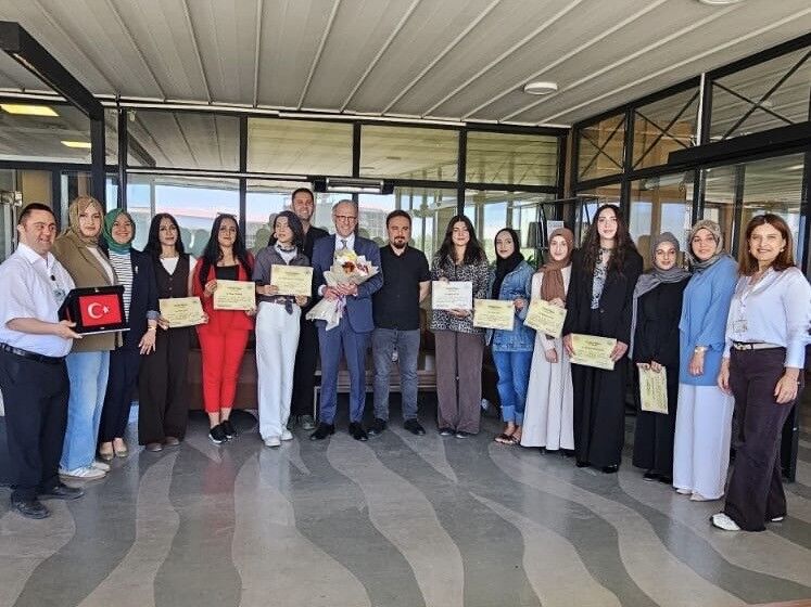 Van’da üniversite öğrencileri hasta çocukların yüzünü güldürdü