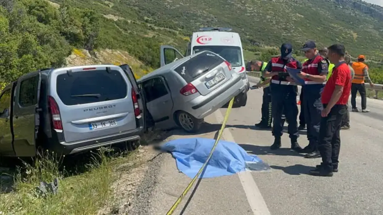 İki otomobil çarpıştı: 1 kişi öldü, 1'i ağır 5 kişi yaralandı!