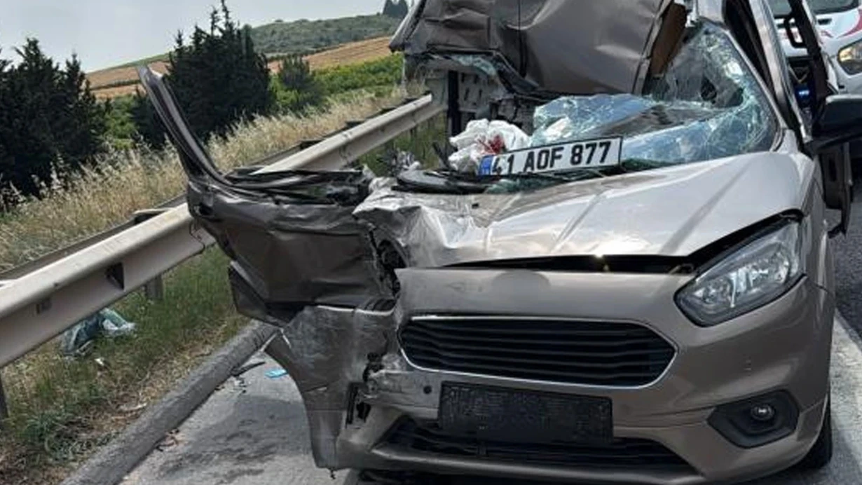 Feci kaza: Tır ile otomobil çarpıştı: 1 kişi öldü, 4 kişi yaralandı!