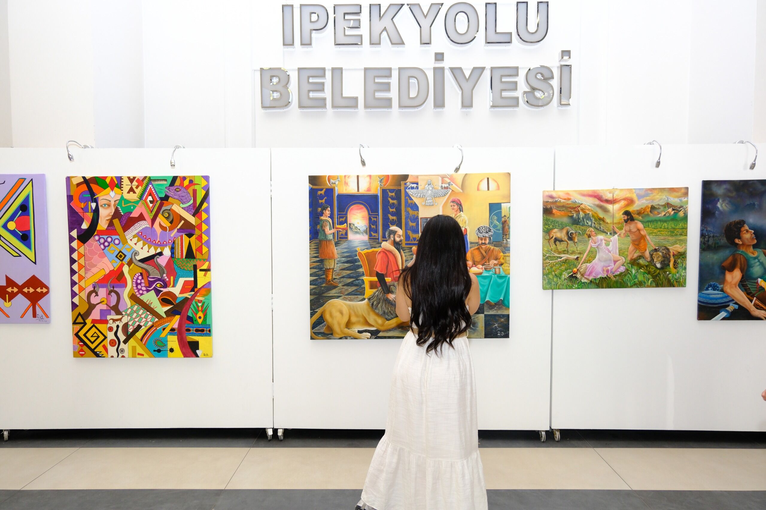 “Gelenekten Günümüze Sanat” sergisi Van'da açıldı!