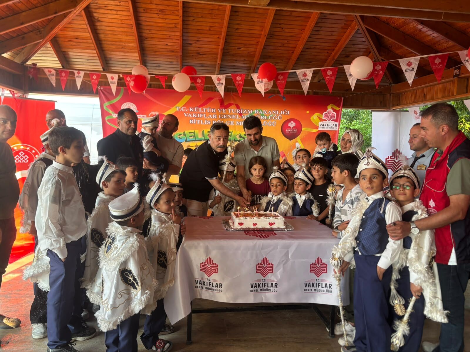 Van’da 28 çocuk için sünnet şöleni düzenlendi