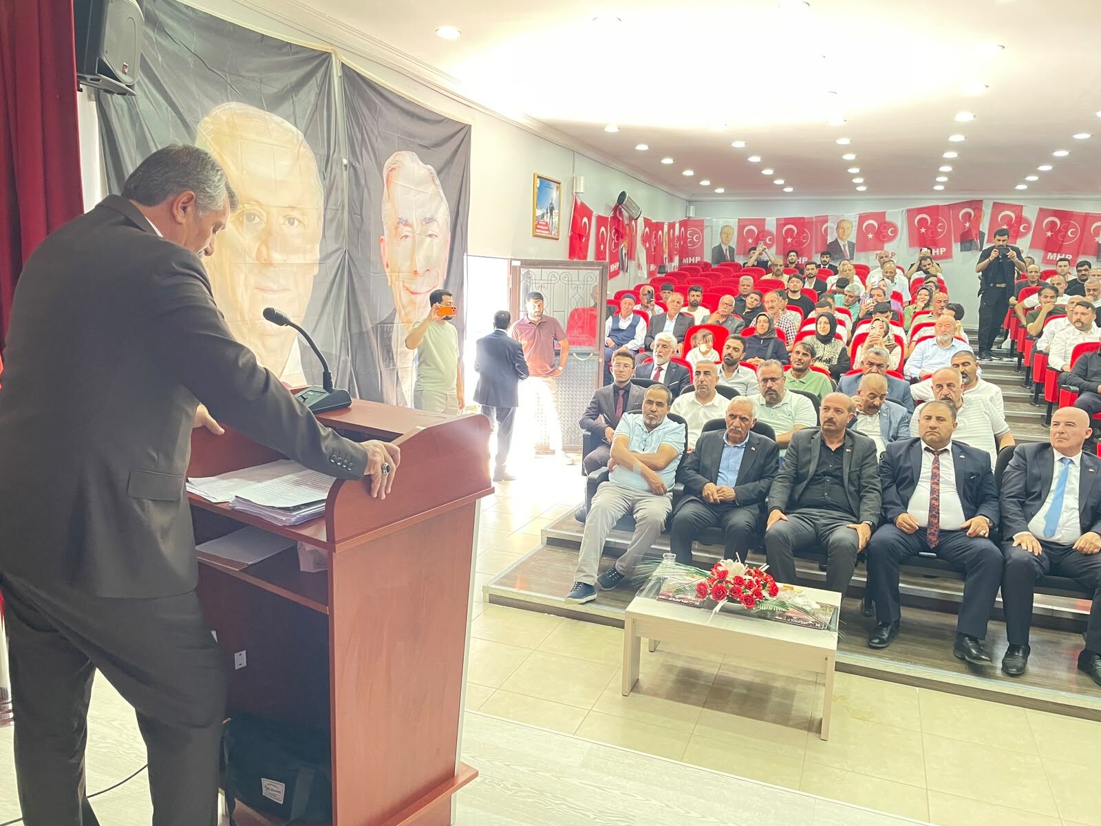 MHP Van’da bir ilçede daha kongreye gitti! İşte yeni başkan seçilen isim…
