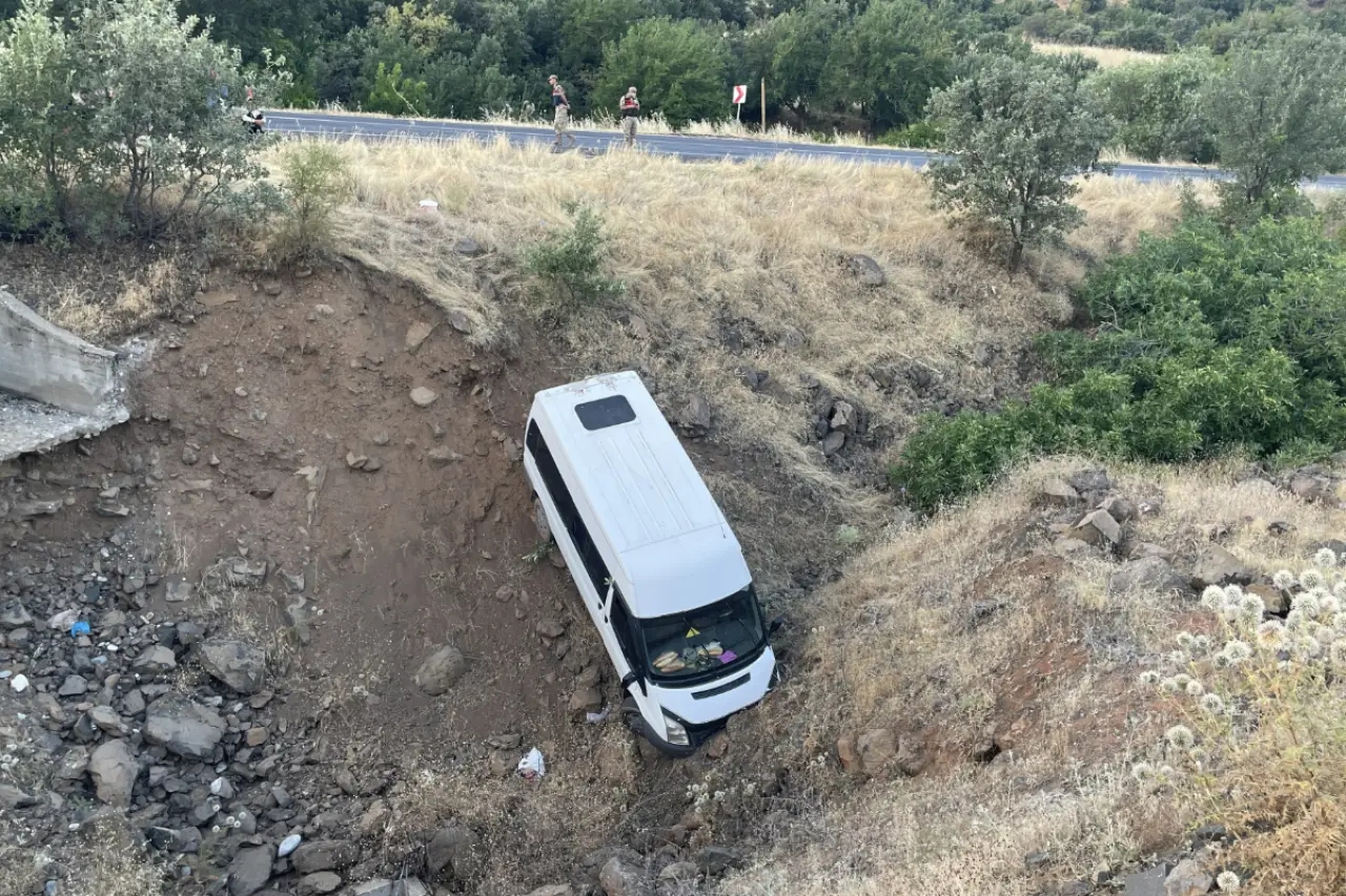 İşçileri taşıyan minibüs şarampole yuvarlandı: Çok sayıda yaralı var!