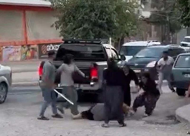 Ortalık savaş alanına döndü! Kadınlar sopalarla birbirine girdi