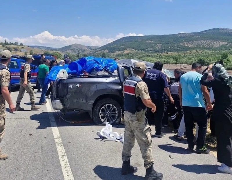 Kontrolden çıkan otomobil takla attı: 1 kişi öldü, 1'i ağır 3 kişi yaralandı!