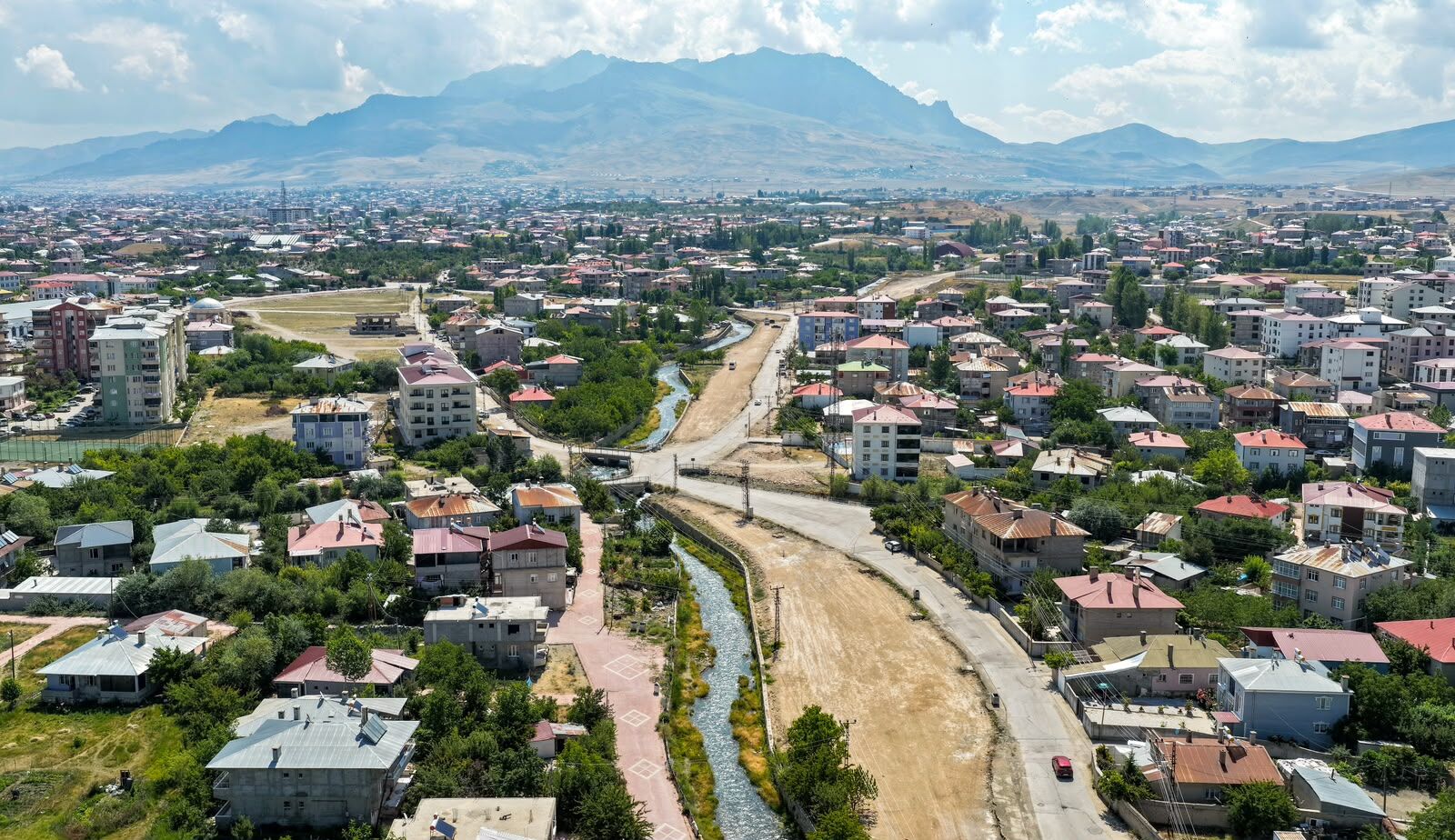 Van’da büyük dönüşüm projesi başladı: Van’da yeni yol için kaçak yapılara neşter vuruldu!
