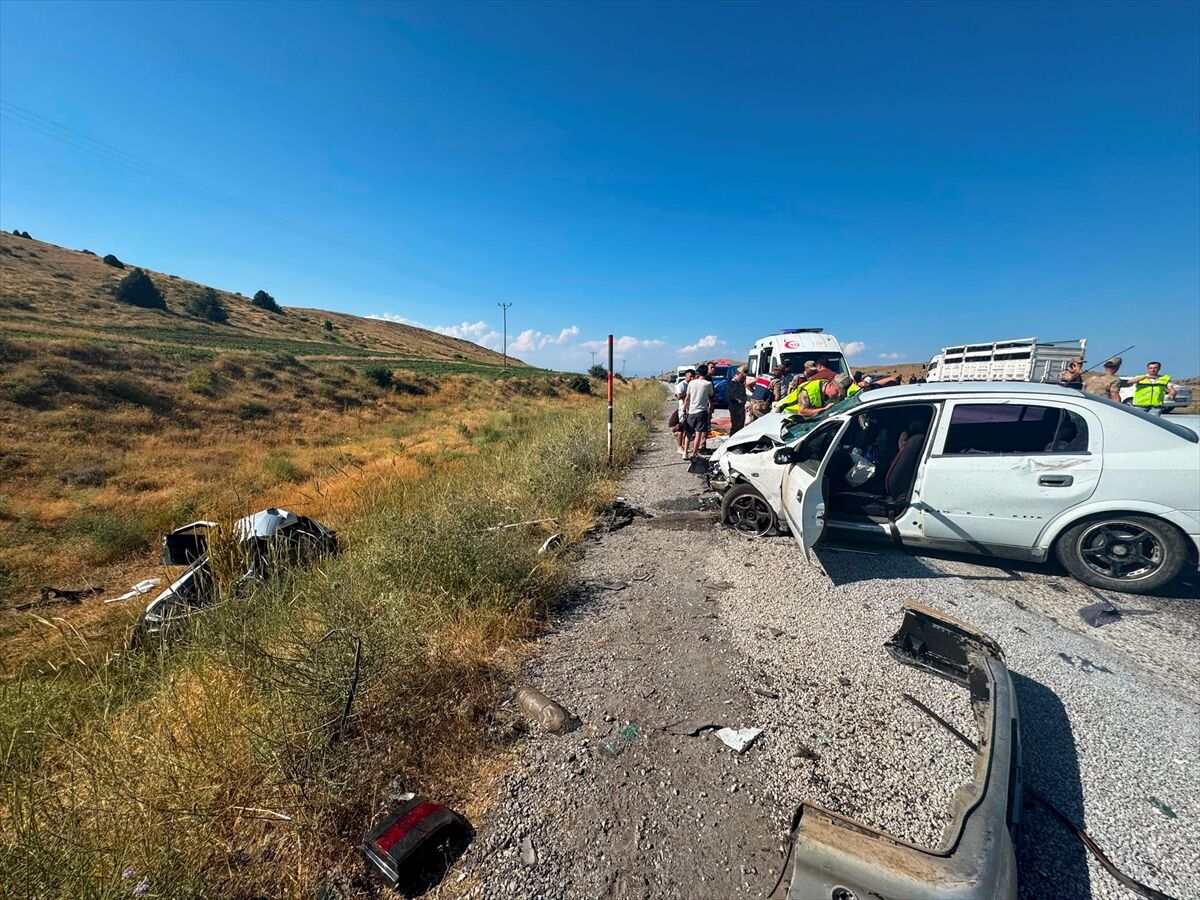 Van’a gelen araç kaza yaptı: 2’si ağır 6 kişi yaralandı!