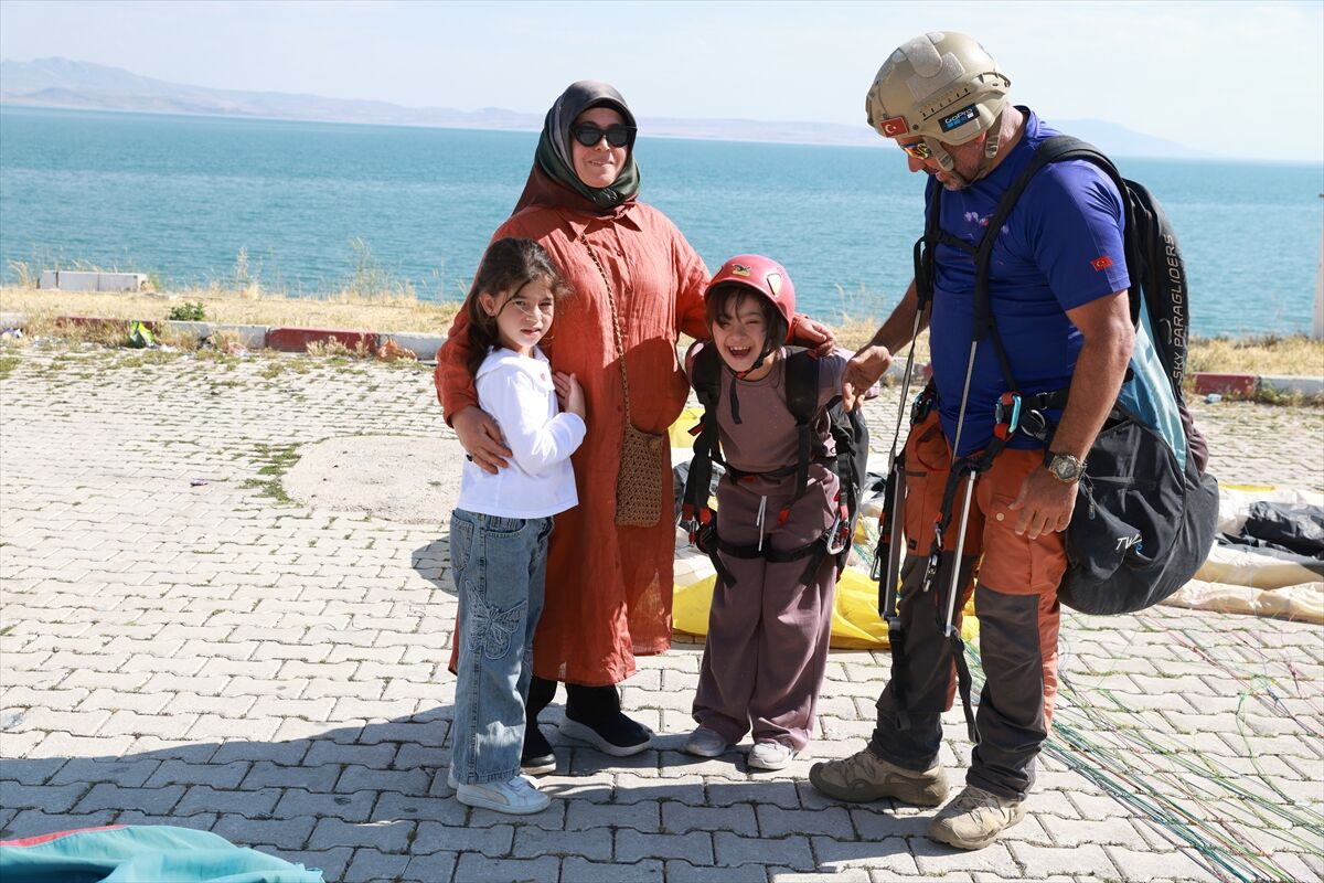 Van’da down sendromlu Zeynep doğum gününde yamaç paraşütü heyecanı yaşadı