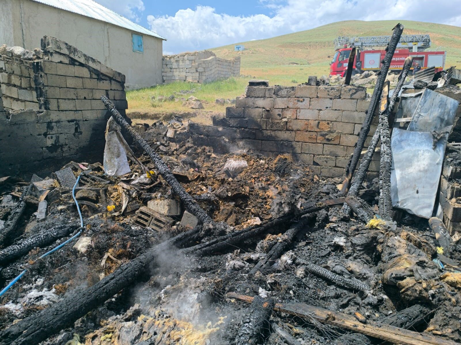 Van’da tandır evi ve kiler alevlere teslim oldu