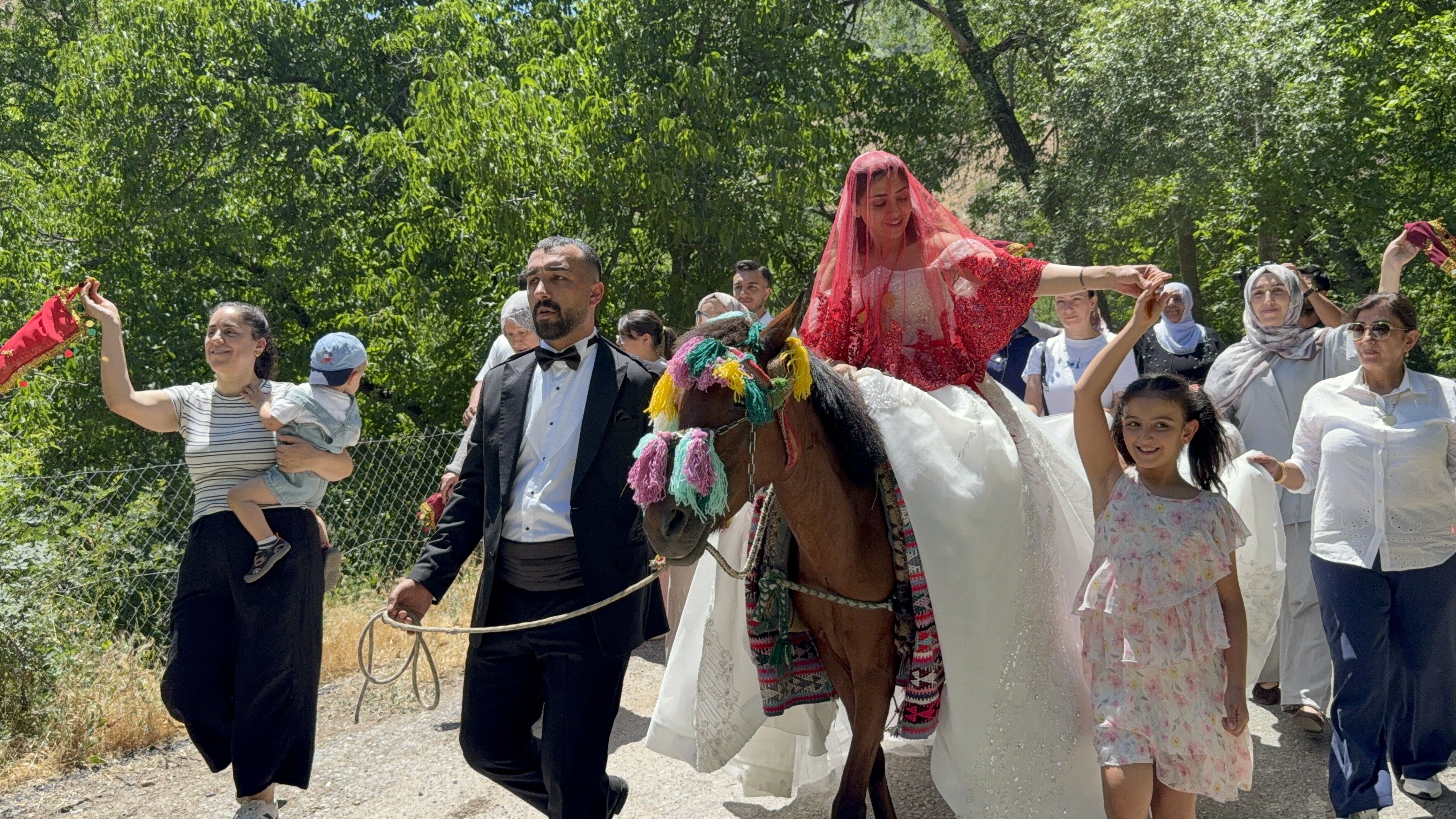 Atlı gelin geleneği adeta geçmişe götürdü