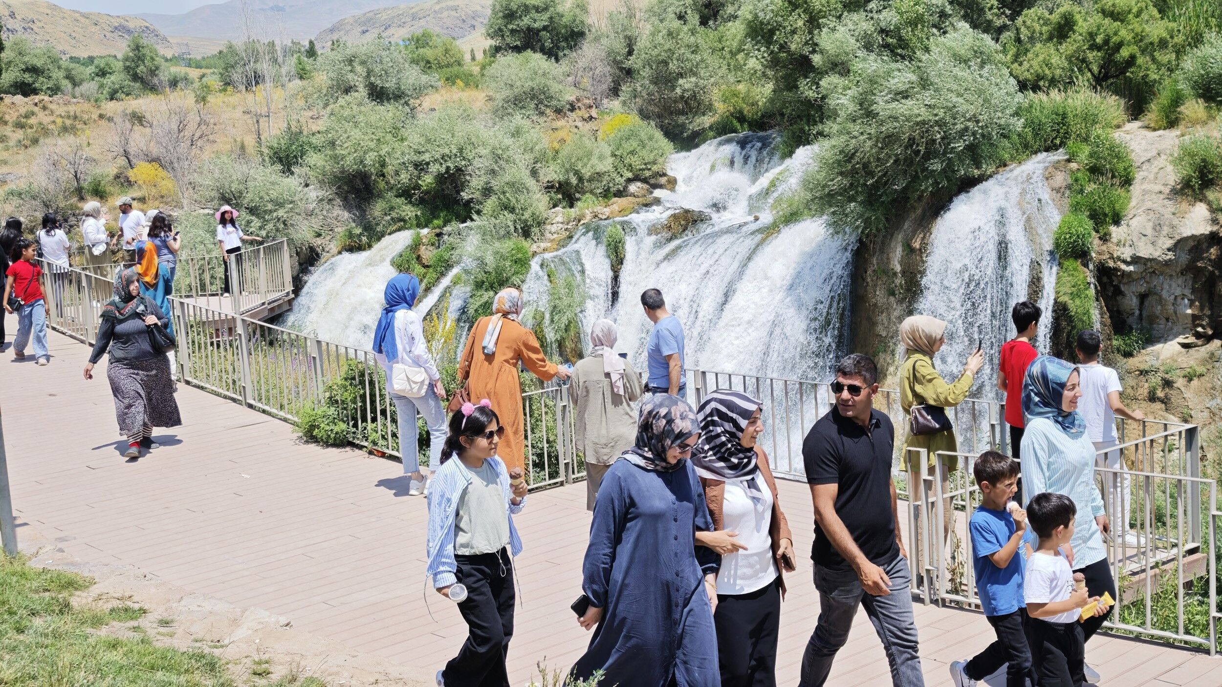 Serinlemek isteyenlerin tek adresi: Muradiye Şelalesi