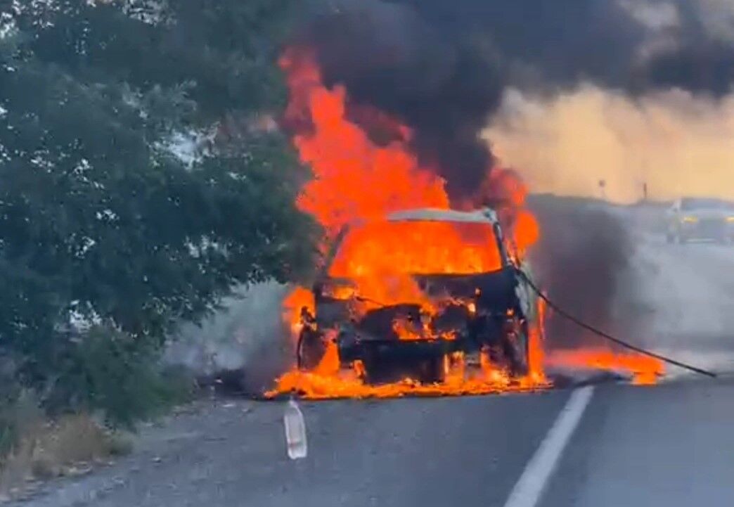 Van’da seyir halindeki otomobil alev aldı