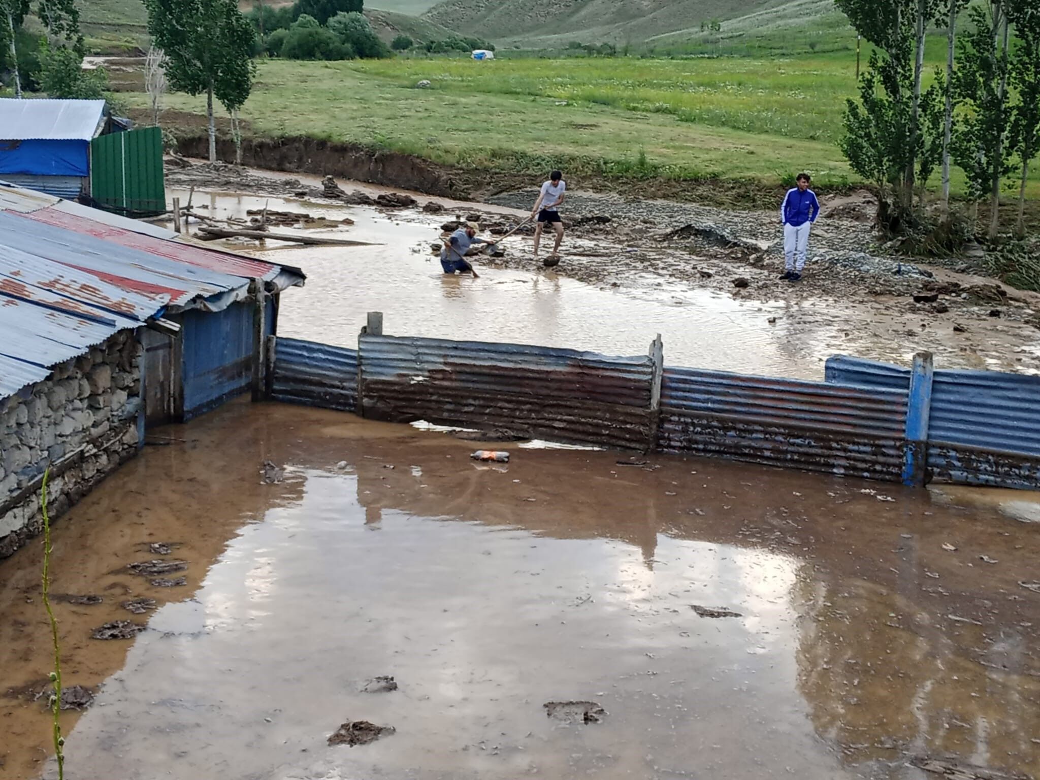 Sağanak yağış sonrası evler ve araziler sular altında kaldı!