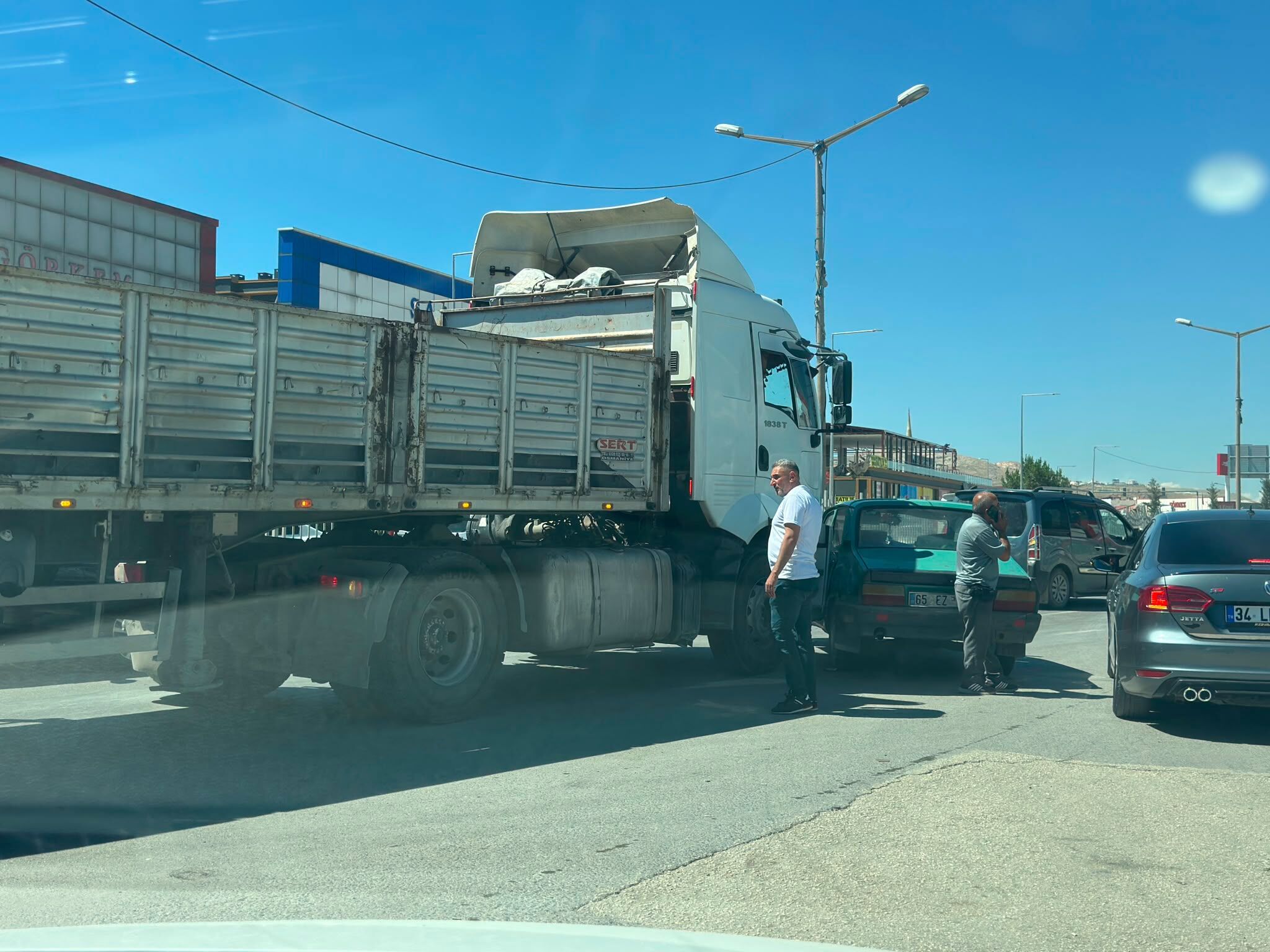 Van’da tır ile otomobil çarpıştı