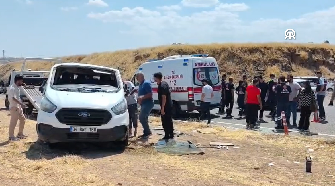 Servis minibüs ile otomobil çarpıştı: 17'si öğrenci 19 kişi yaralandı!