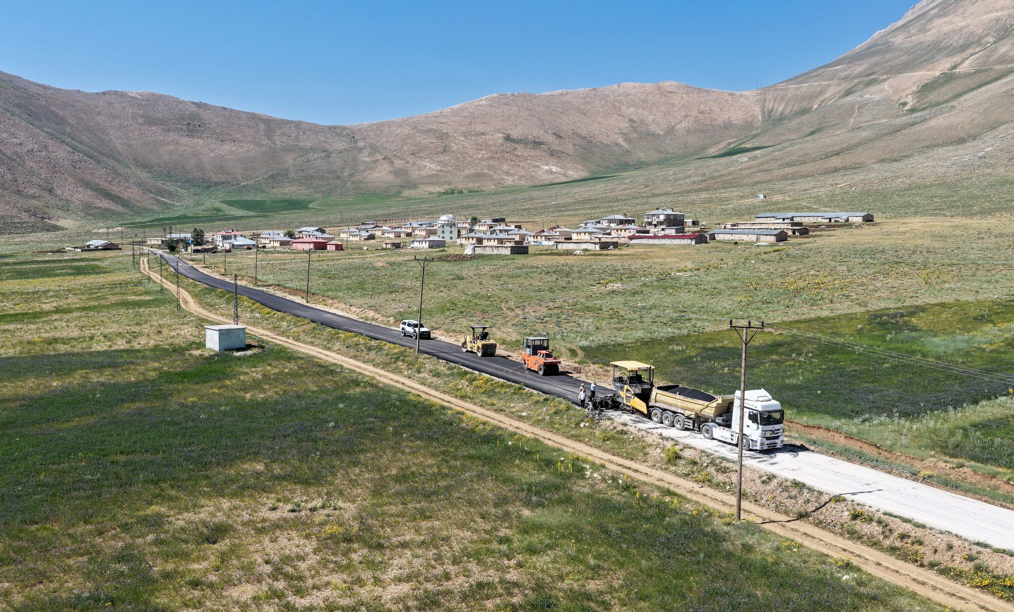 Çatak’ta bir ilk: Mahalle yolu ilk kez sıcak asfaltla buluştu