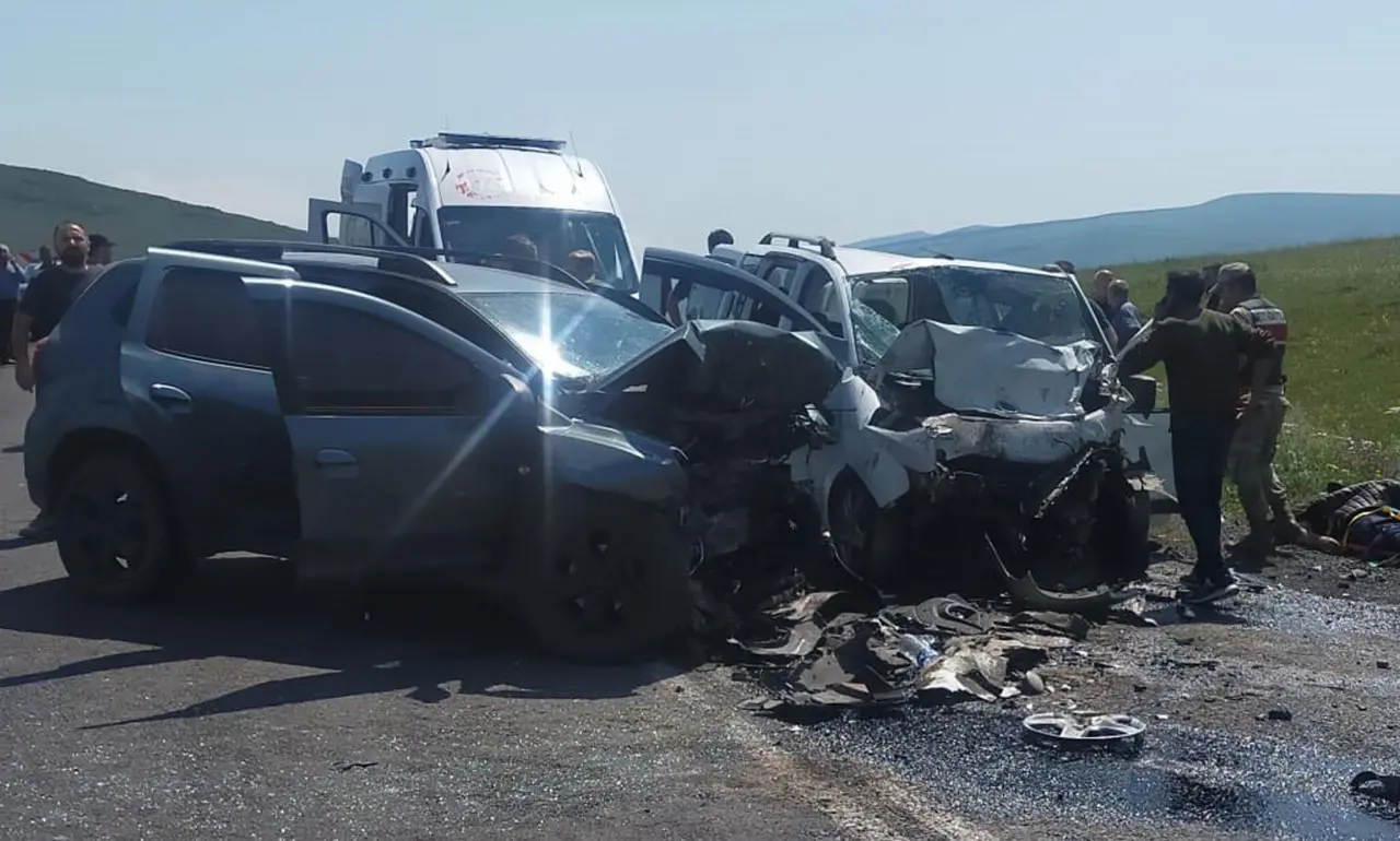 İki araç kafa kafaya çarpıştı: 4 kişi öldü, 2 kişi yaralandı! İşte ölenlerin isimleri…