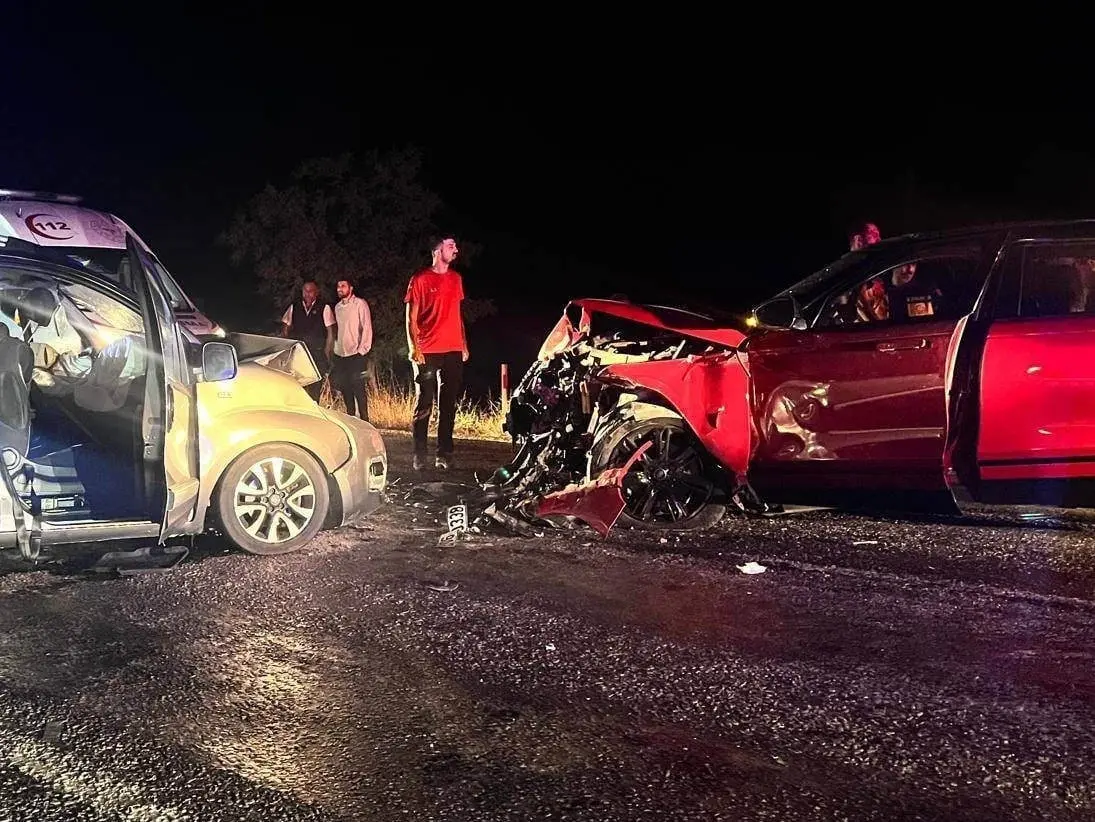İki otomobil çarpıştı: 2 kişi öldü, 1’i ağır 4 kişi yaralandı!