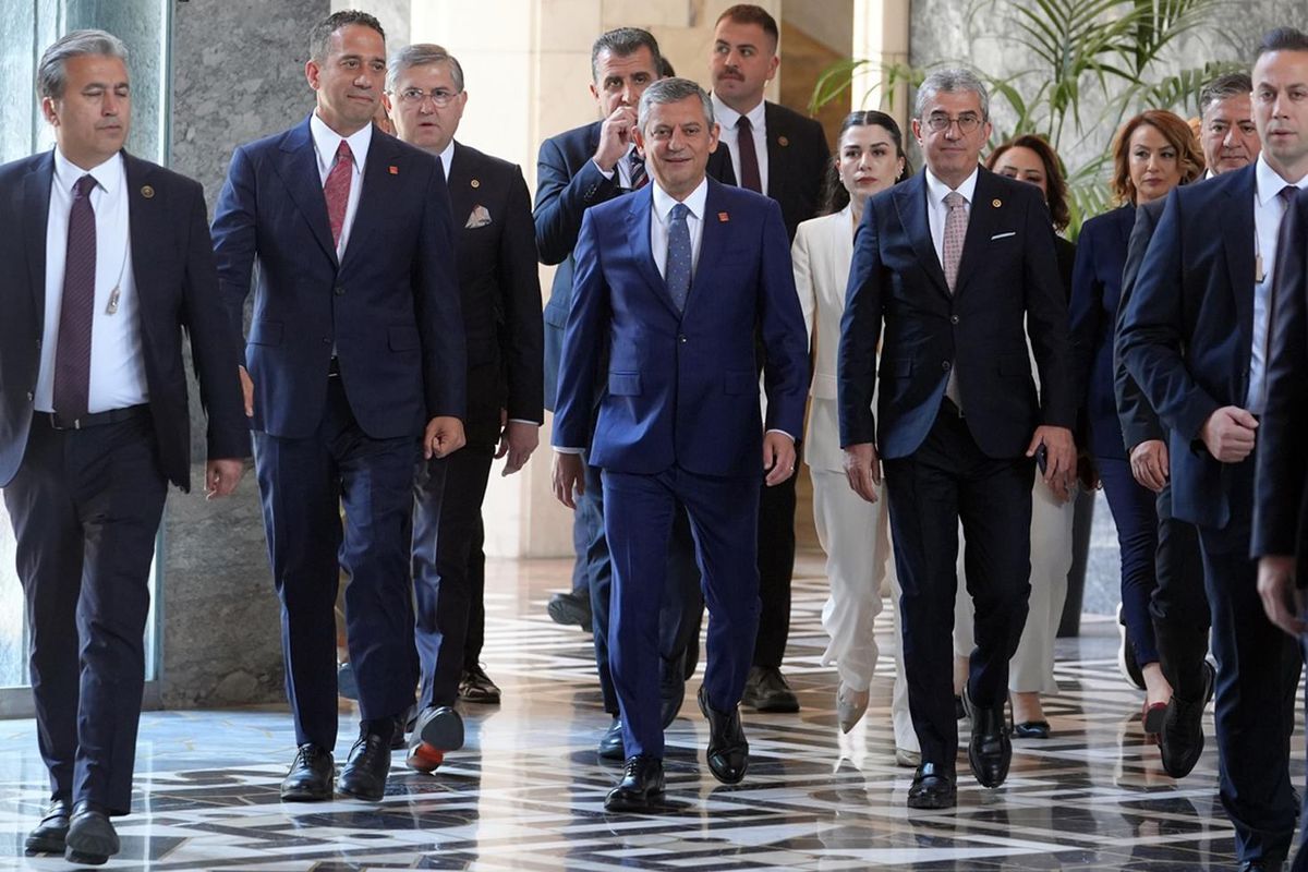 Yeni Parti'de A Takımı belli oldu! İşte Özgür Özel’in A Takımında yer alan isimler…