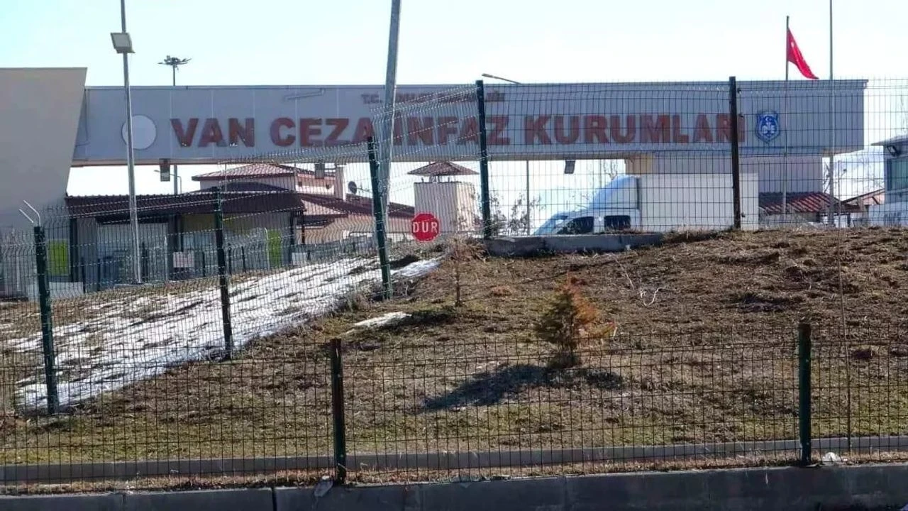 Van cezaevinde jiletli saldırı: 1’i ağır 3 gardiyan yaralandı!