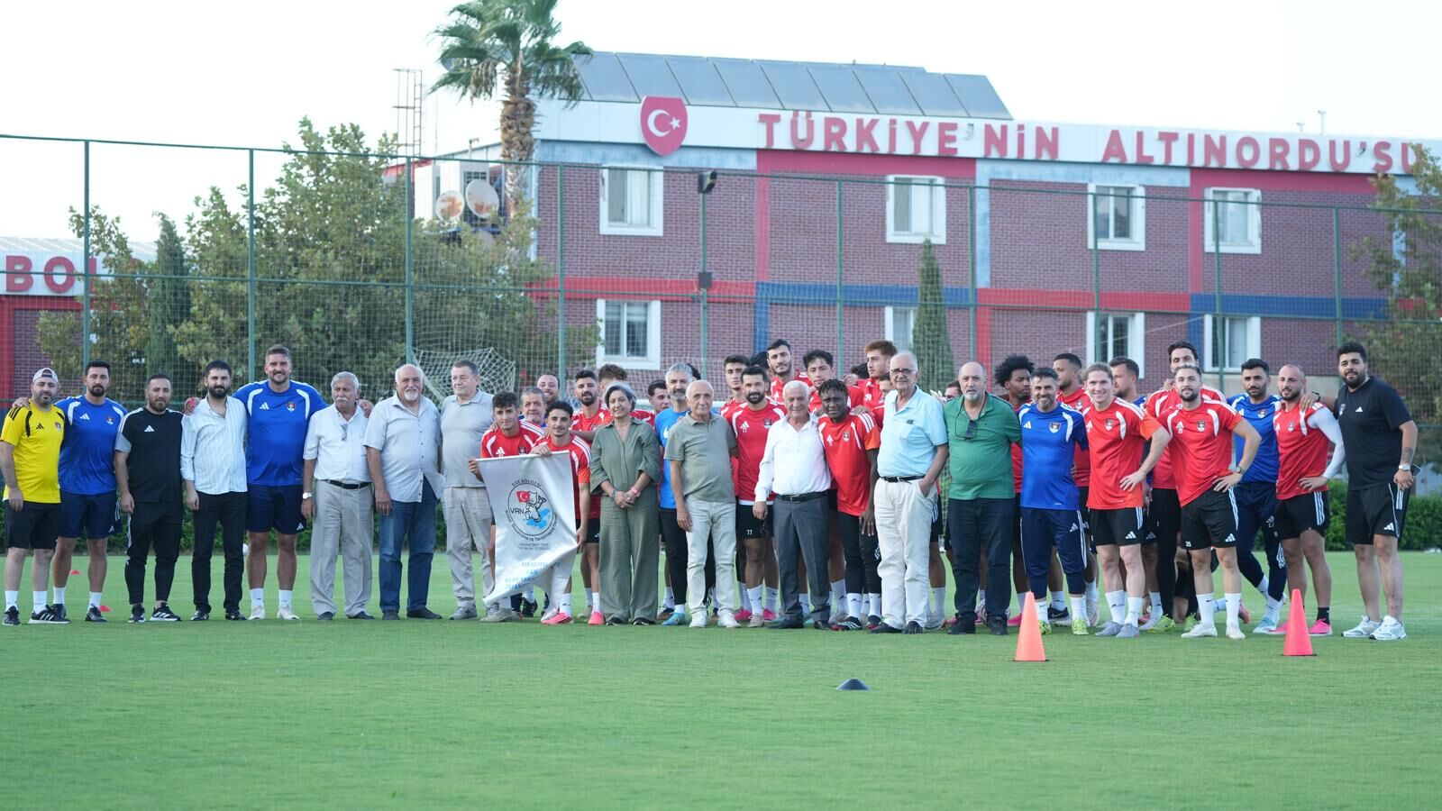 İzmir Ege Bölgesi Vanlılar Derneği’nden Vanspor’a moral ziyareti!