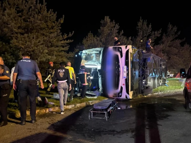 Yolcu otobüsü ile benzin taşıyan tanker çarpıştı: 2’si ağır 35 yaralı!