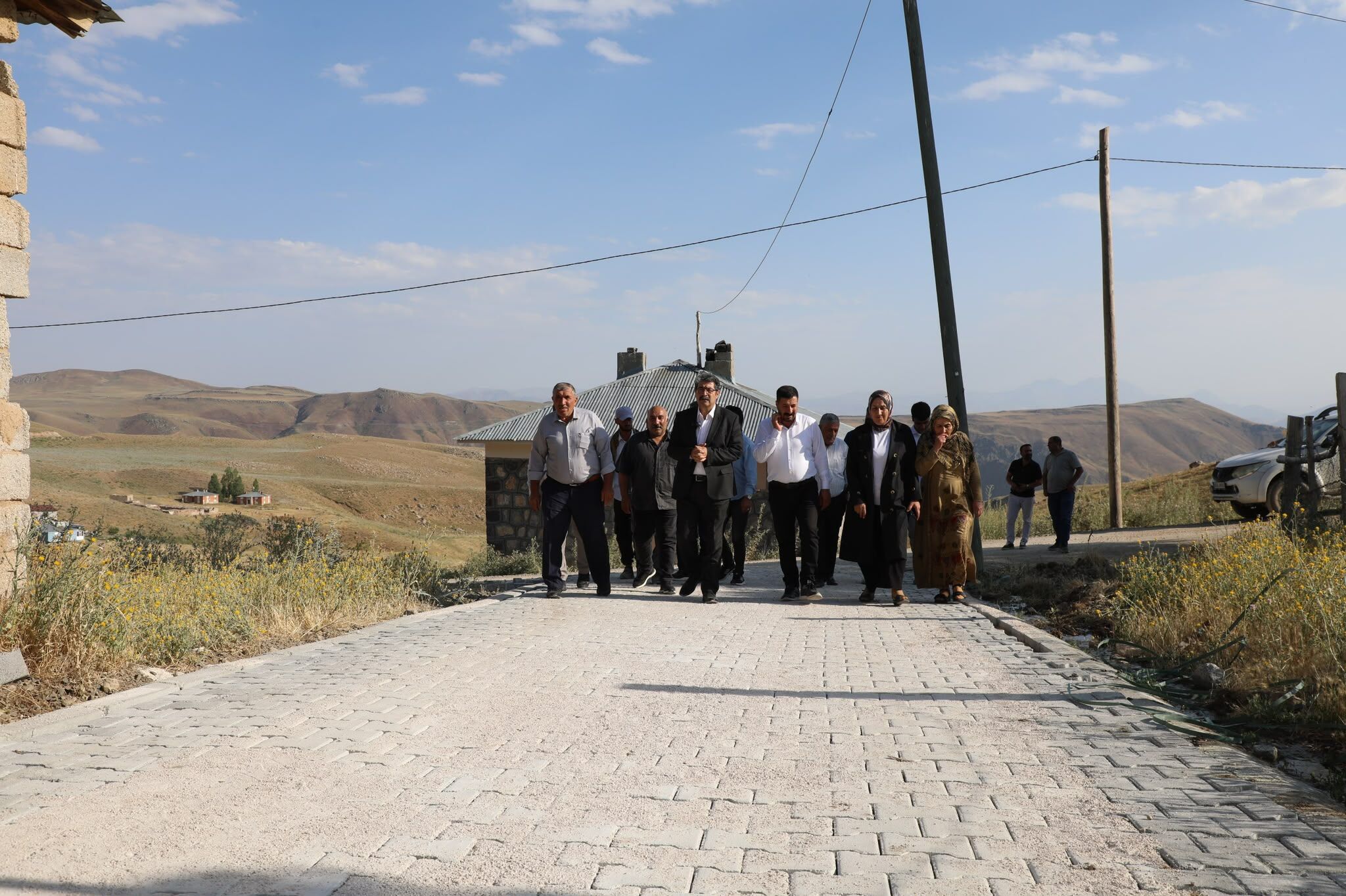 Tuşba’daki bu yollarda çamur ve toz tarih oldu!