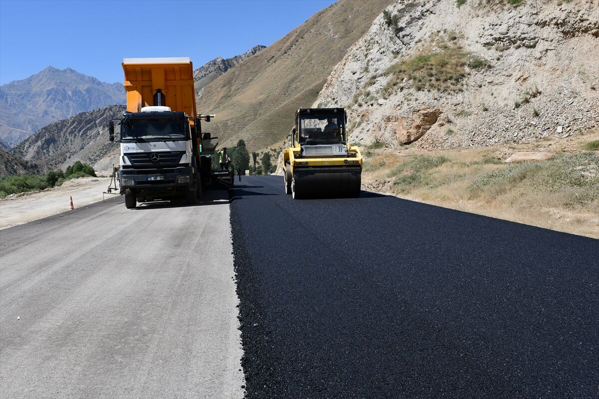 Van-Hakkari kara yolunda asfalt çalışmaları başladı!