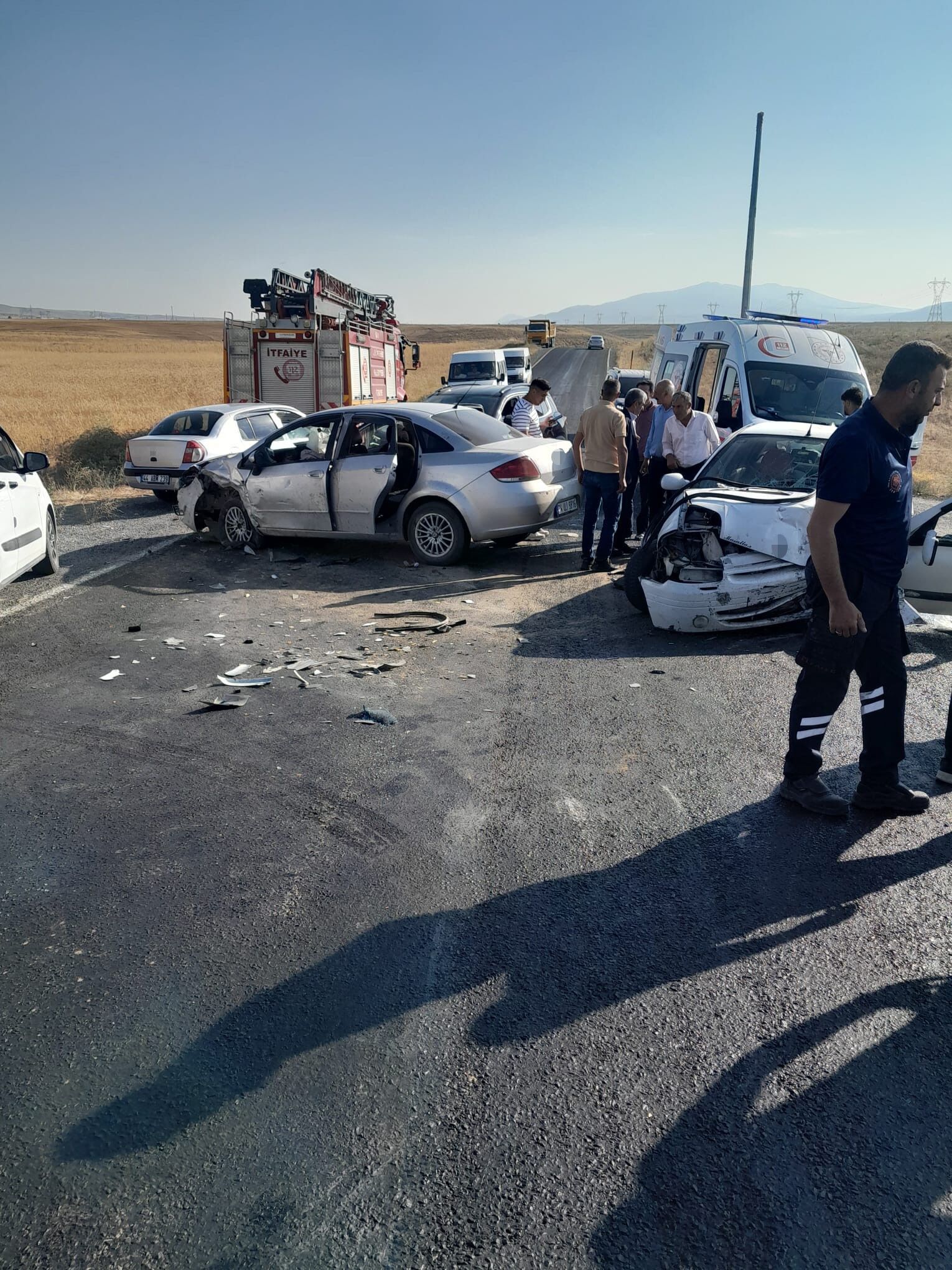 Van’da iki otomobil kafa kafaya çarpıştı: Çok sayıda yaralı var!