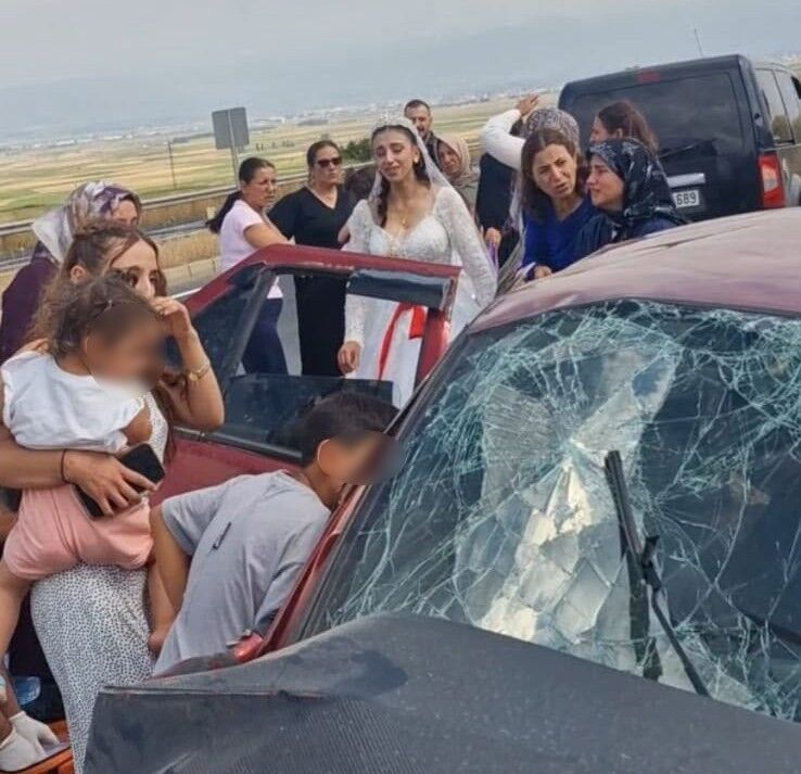 Düğün konvoyu kazaya karıştı: 2 ölü, 1’i ağır 4 yaralı!