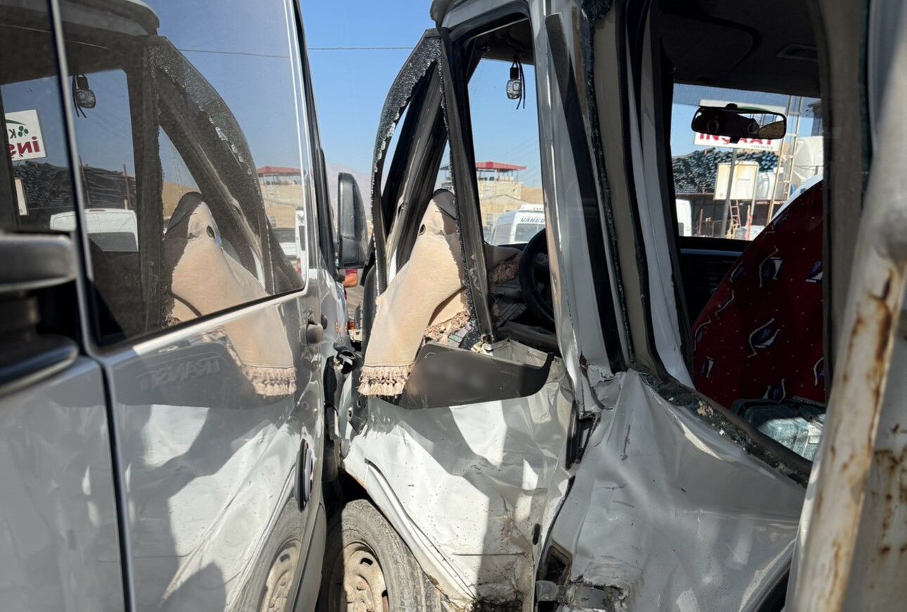 Yüksekova’da minibüs ile kamyonet kafa kafaya çarpıştı: 10 yaralı!