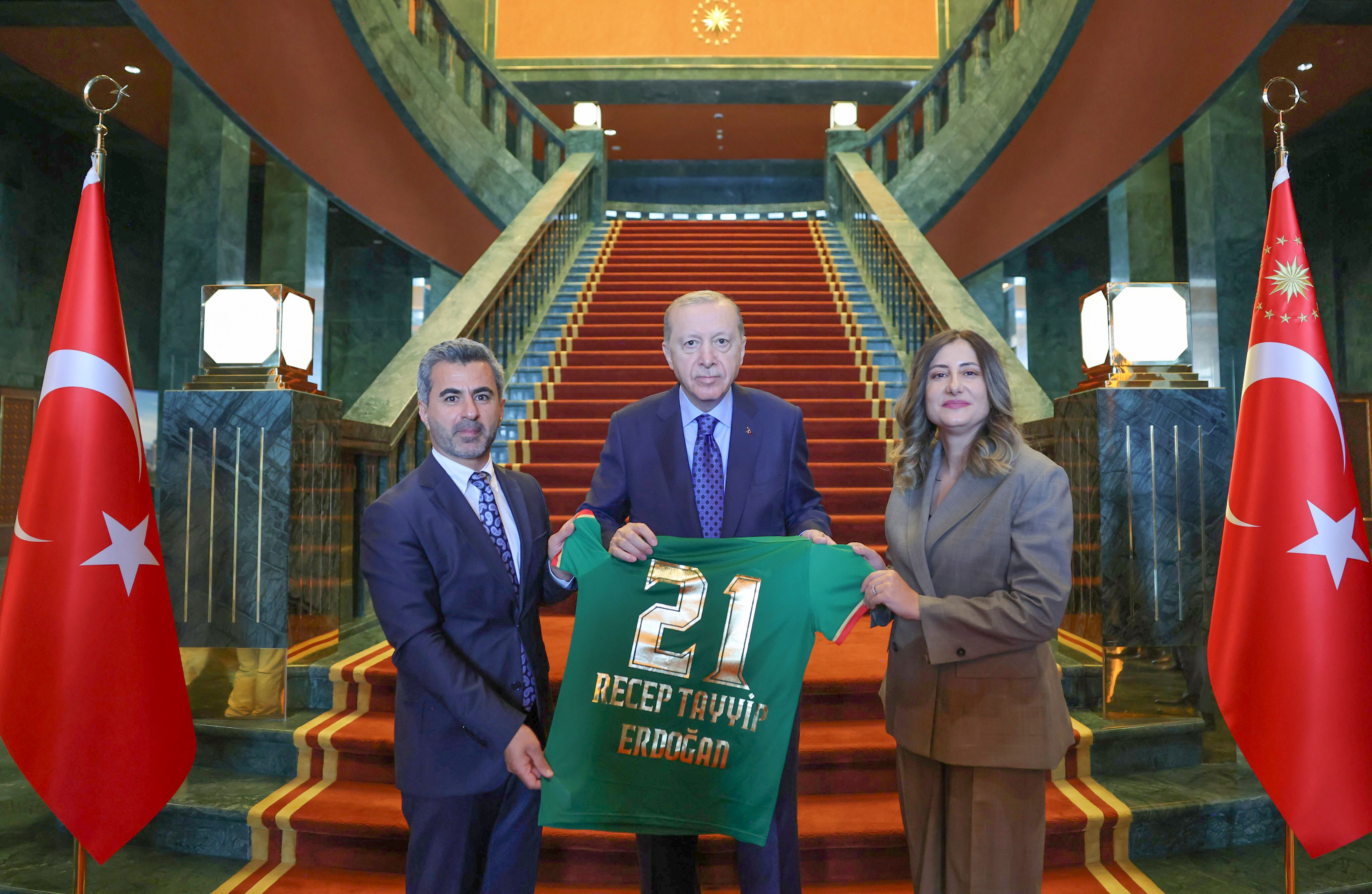 Amedspor başkanından Cumhurbaşkanı Erdoğan’a forma hediyesi!