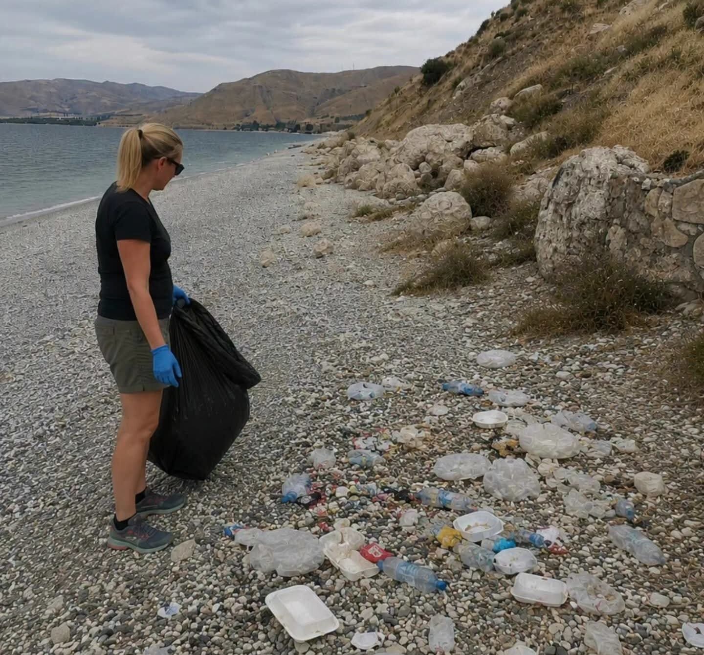 Alman turist Van Gölü sahilini temizledi