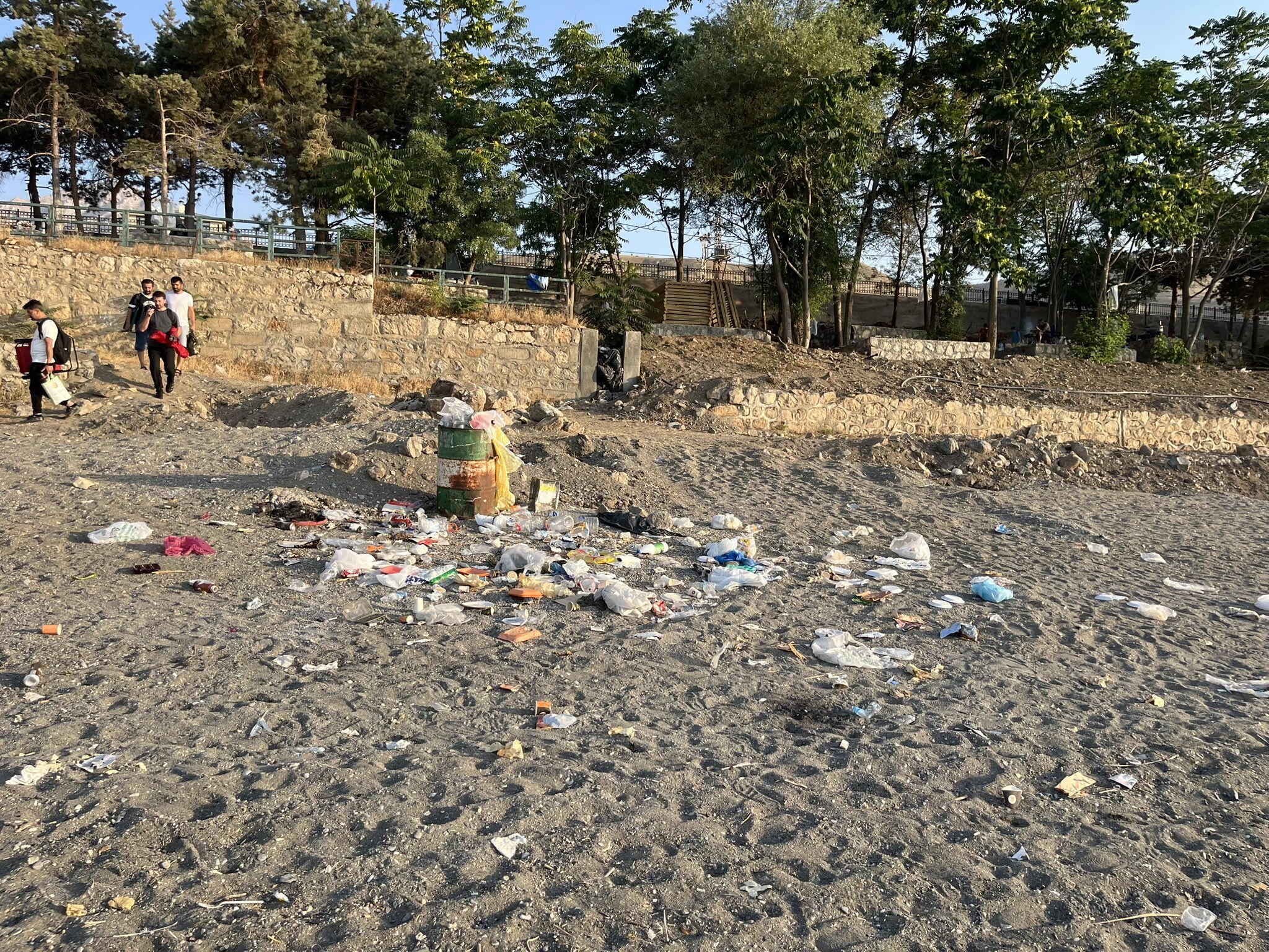 Van’ın turizm gözdesi Gevaş Halk Plajı çöpten geçilmiyor!