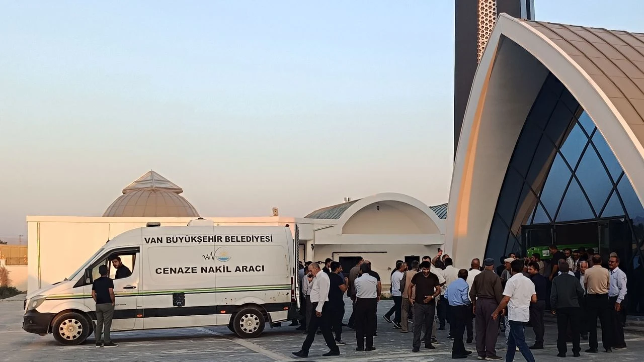 Van Gölü’nde boğulan 2 kardeşin cenazeleri ailelerine teslim edildi!