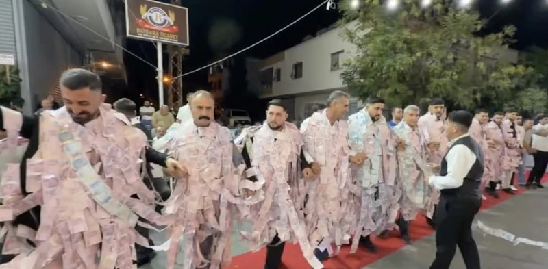 Görenler gözlerine inanamadı! Üzerlerinde deste deste paralarla halay çektiler!