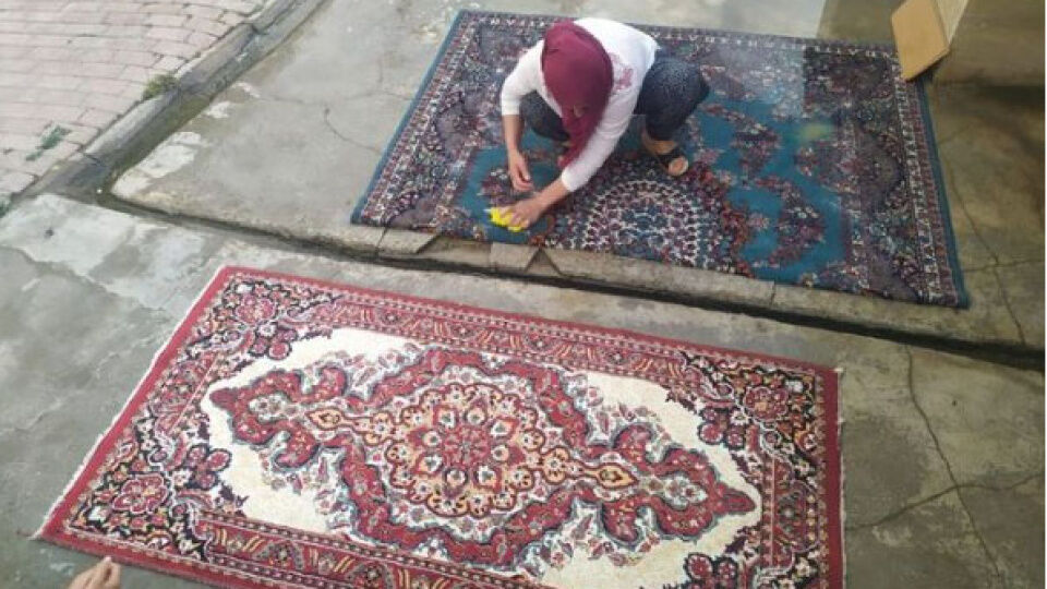 Halı yıkarken elektrik akımına kapılan 2 kadın feci şekilde can verdi!
