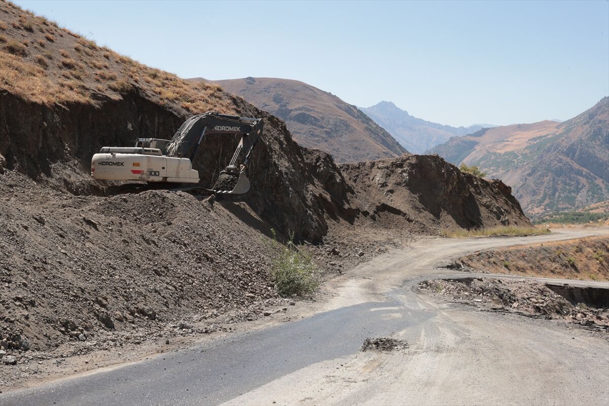 Hakkari’de çöken yola yeni güzergah yapılıyor!